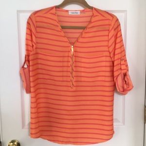 Zipper lightweight blouse.